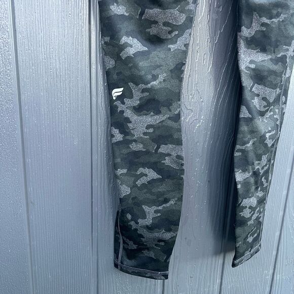 Fabletics Womens Large Dark Camo On-The-Go PowerHold® High-Waisted Capri - Picture 7 of 11